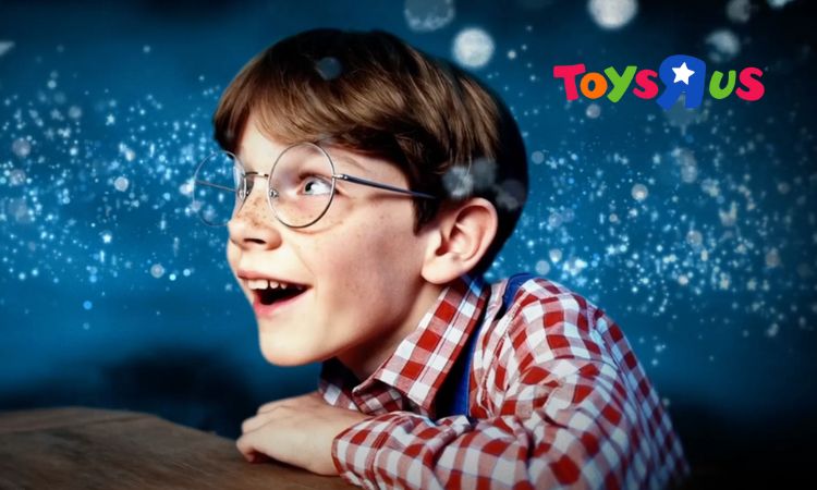 Menino empolgado com brinquedos Toys R Us.